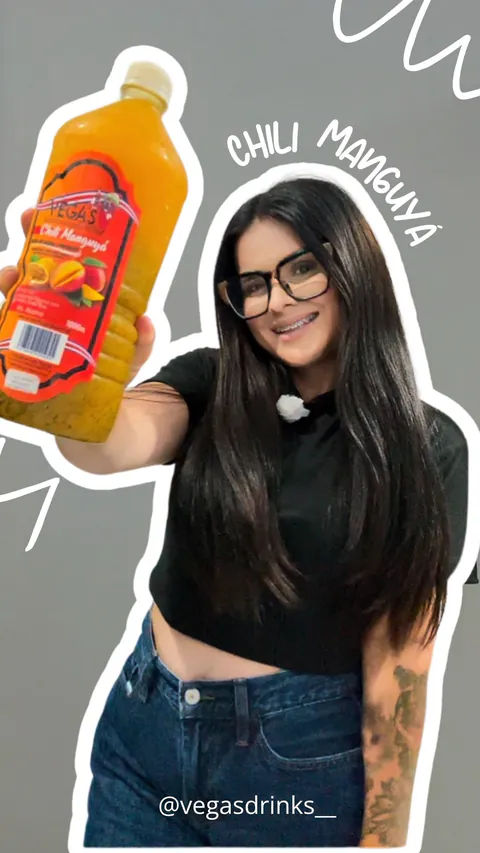 Mujer de anteojos sostiene hacia la cámara una botella de Chili Manguyá